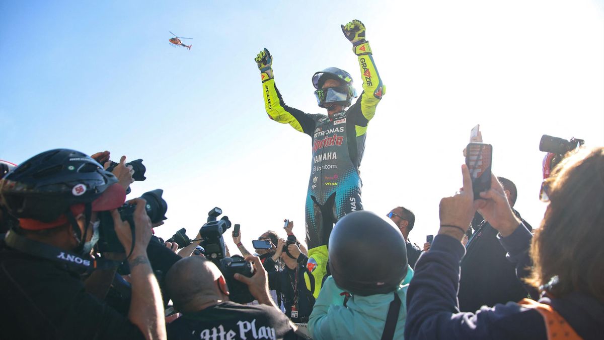 Valentino Rossi al temine della sua ultima gara in MotoGP