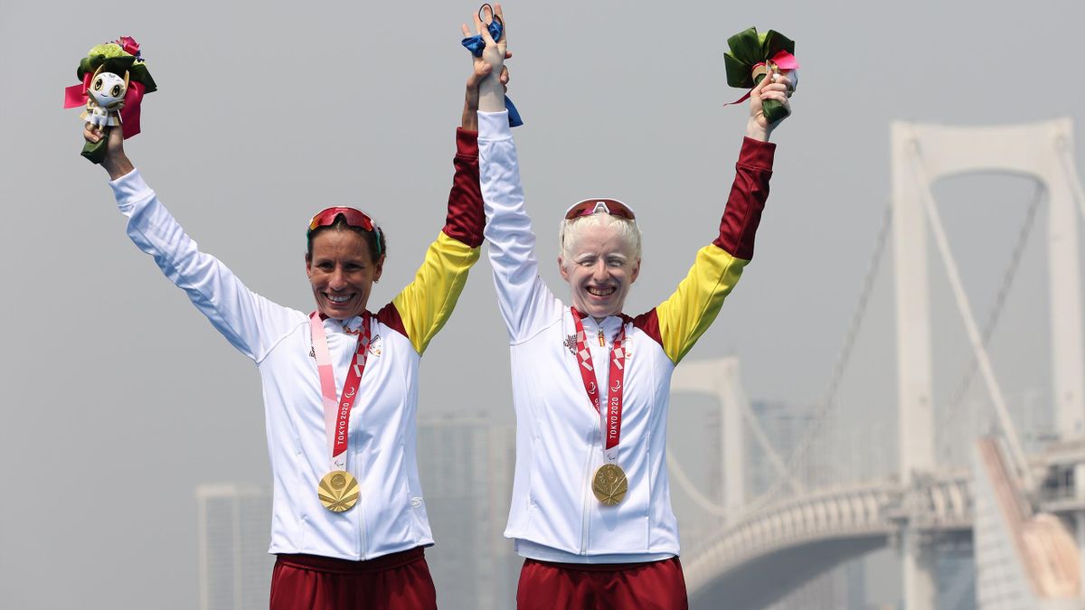 Susana Rodríguez y su guía Sara Loehr celebran el oro de los Juegos Paralímpicos de Tokio 2020 en triatlón