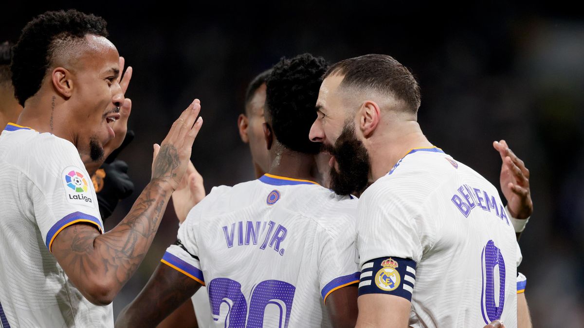 Benzema, Vinicius y Militao celebran un gol con el Real Madrid