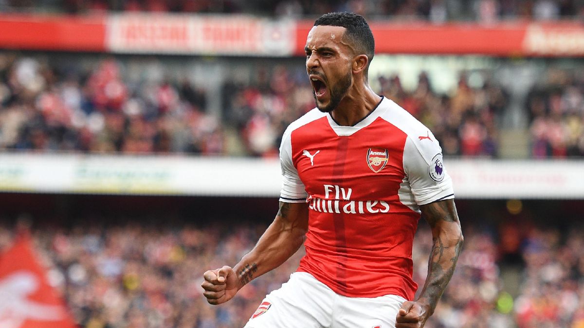 Theo Walcott scores brace as Arsenal squeeze past Swansea - Eurosport
