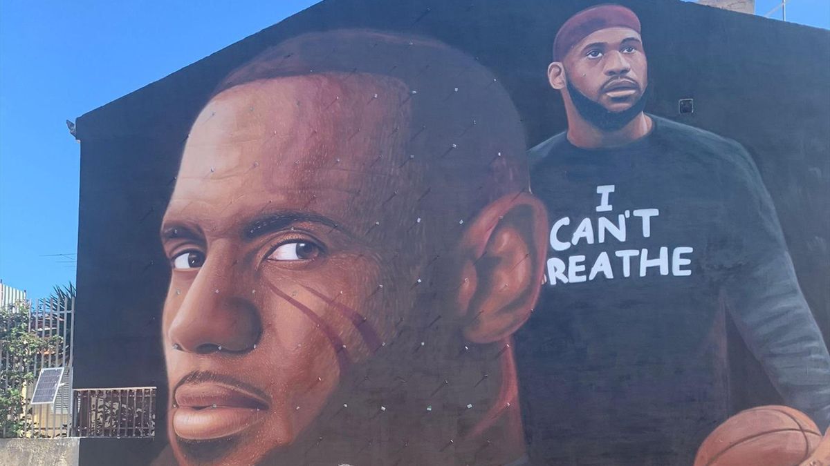 Il murales di Jorit a Caserta che raffigura LeBron James contro il razzismo