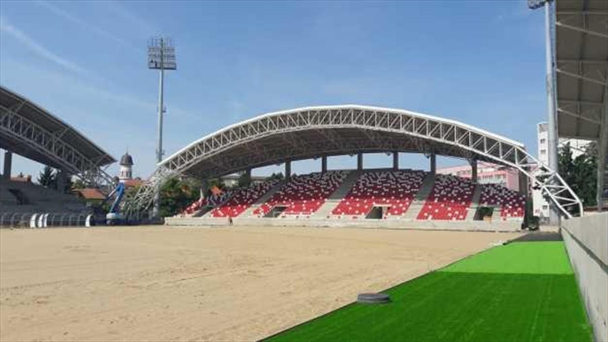Gazonul Noului Stadion De La Arad Montat Pe Gratis PrimÄƒria Nu Ne A PlÄƒtit LucrÄƒrile Eurosport