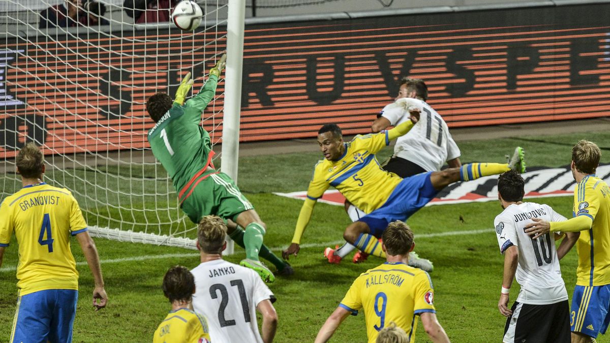 Austria's Martin Harnik (11) scores a goal behind Sweden's goalkeeper Andreas Isaksson during their Euro 2016 Group G qualifier in Stockholm, Sweden, September 8, 2015. REUTERS/Jonas Ekstromer/TT News Agency