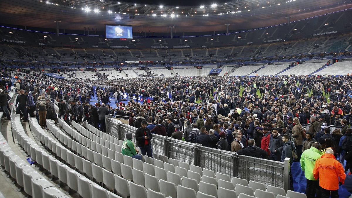Security guard 'prevented bomb detonating inside Stade de France' in ...