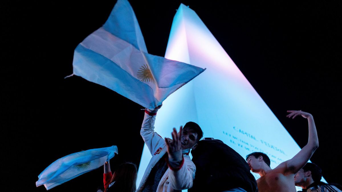 Aficionados argentinos celebran la victoria de la Copa América