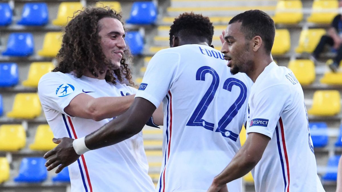 Guendouzi félicite Odsonne Edouard après son but lors du match opposant la France à l'Islande à l'Euro Espoirs