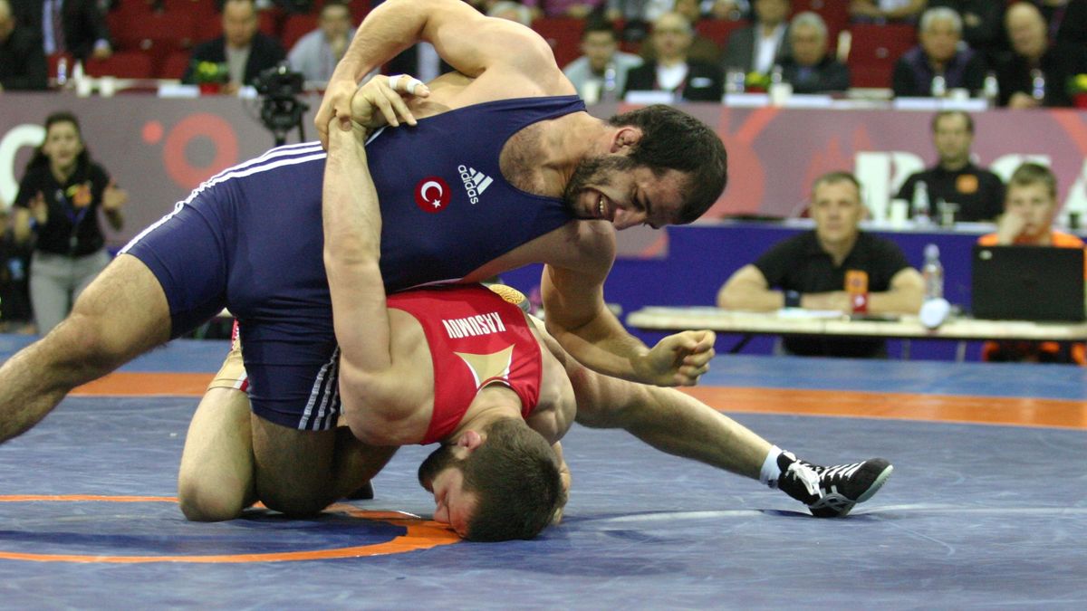 Avrupa Güreş Şampiyonası'nda erkekler serbest stil 65 kiloda Mustafa Kaya yarı finalde Rus İsrail Kasumov'u 8-5 yenerek finale adını yazdırdı.