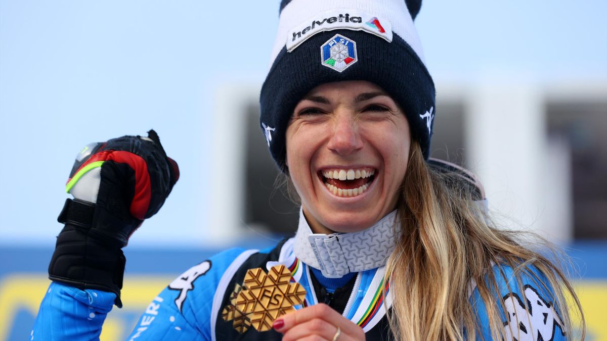 Marta Bassino sorridente posa con l'oro mondiale vinto nello slalom Parallelo, Getty Images