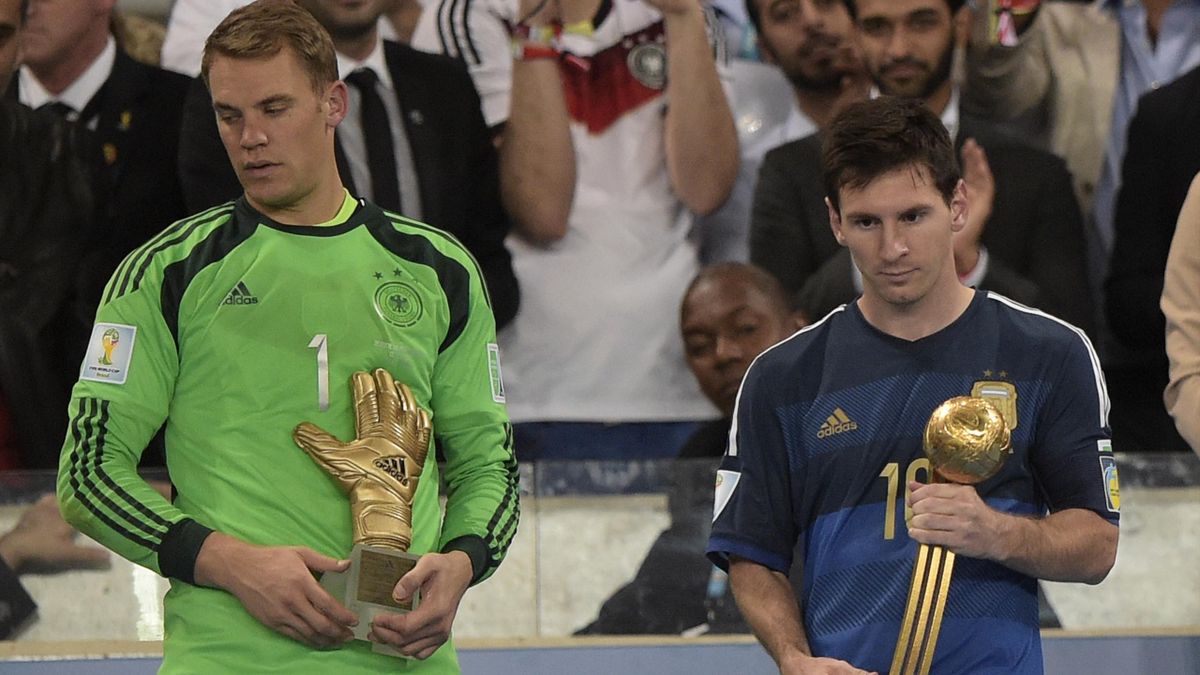 Lionel Messi, les yeux dans le vague, reçoit son trophée de meilleur joueur de la Coupe du monde après la défaite de l'Argentine contre l'Allemagne.