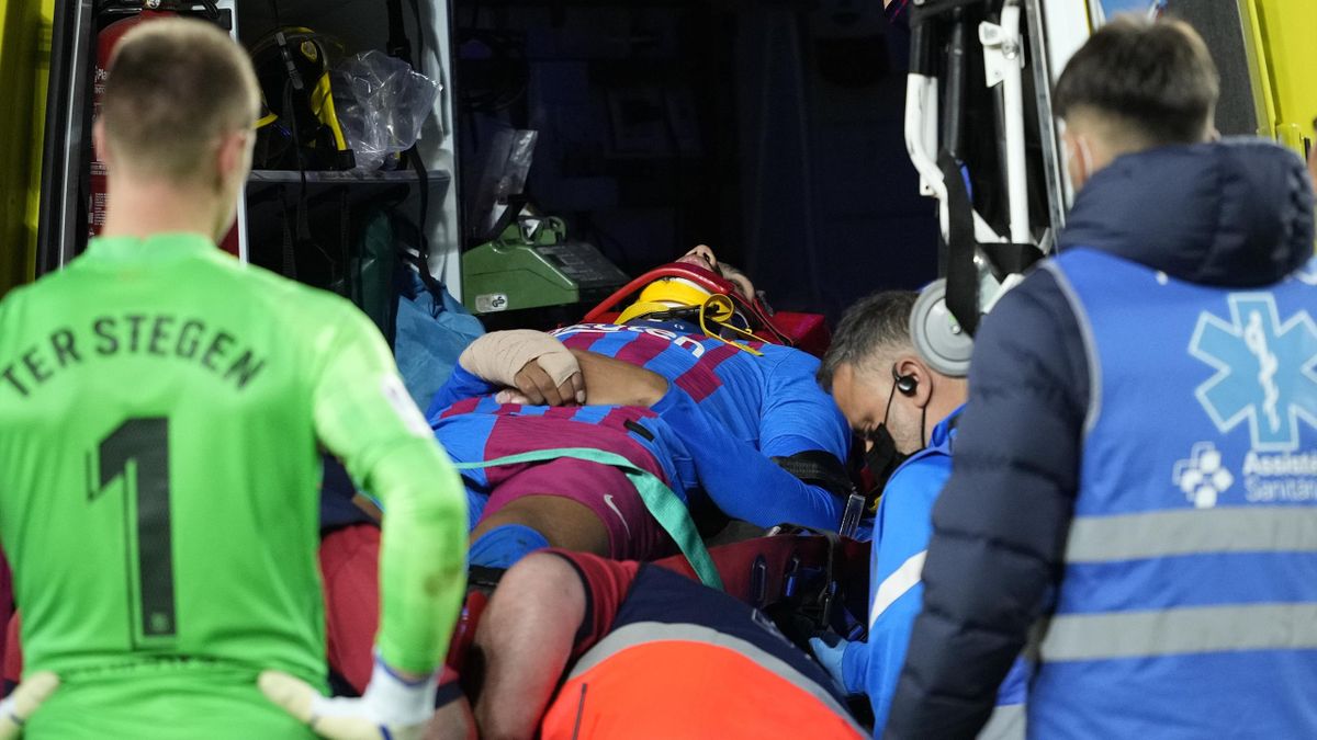 Ronald Araújo, evacuado en ambulancia durante el Barcelona-Celta