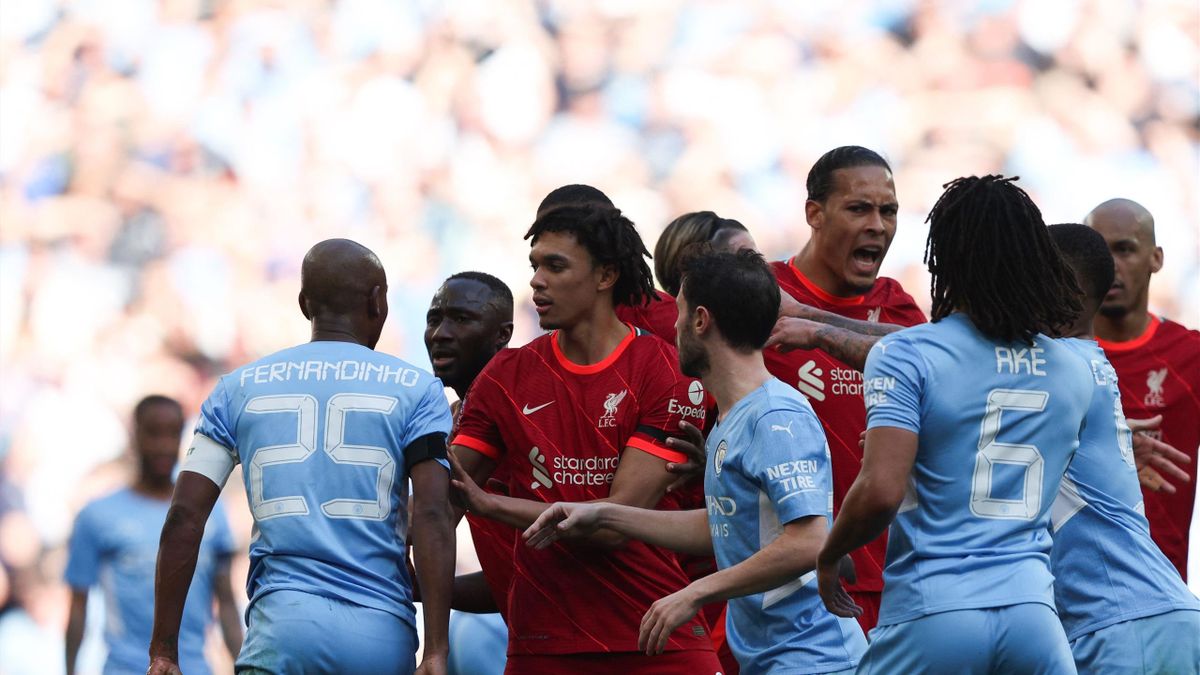 Manchester City and Liverpool's players argue following Manchester City's Brazilian midfielder Fernandinho's tackle on Liverpool's Senegalese striker Sadio Mane during the English FA Cup semi-final football match between Liverpool and Manchester City at W