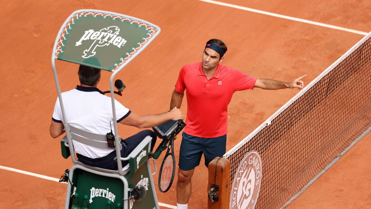 Roger Federer en discussion avec l'arbitre lors de son match du 2e tour à Roland-Garros 2021