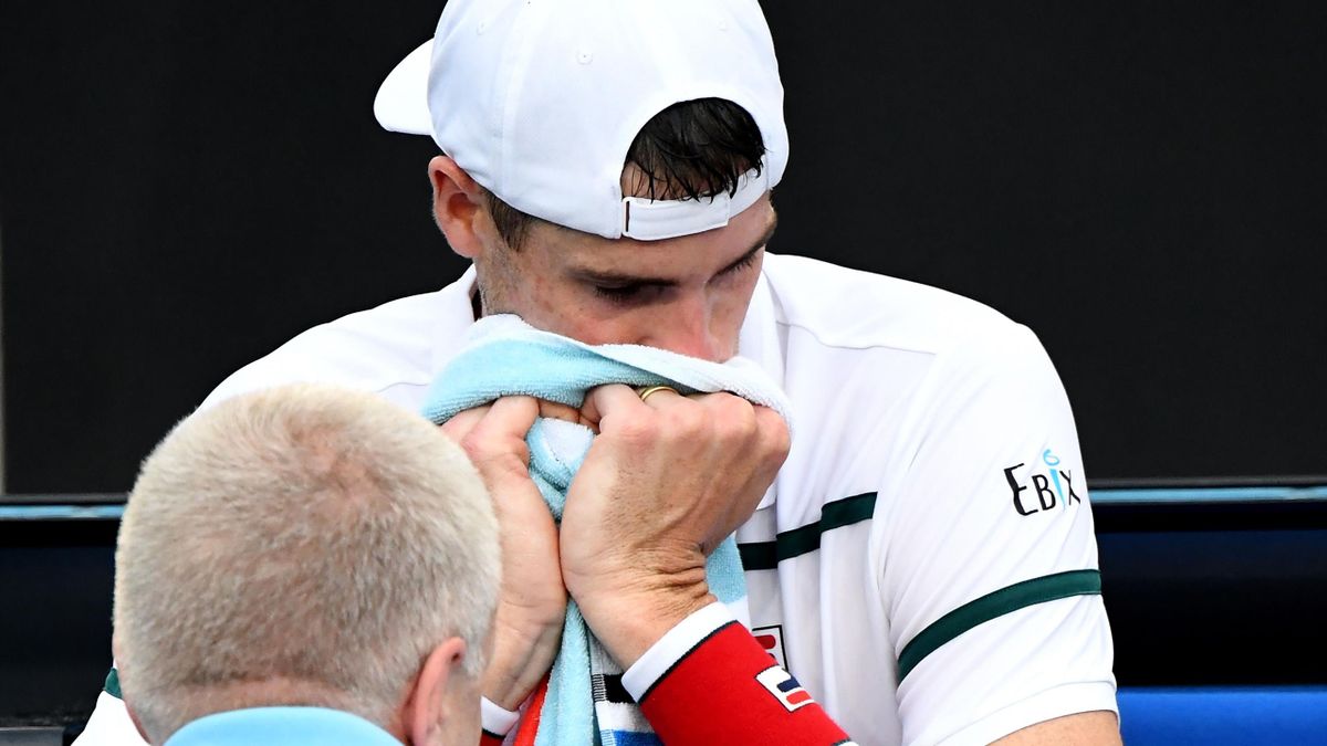 Australian Open 2020 news - Ill Stan Wawrinka through as John Isner retires - Eurosport