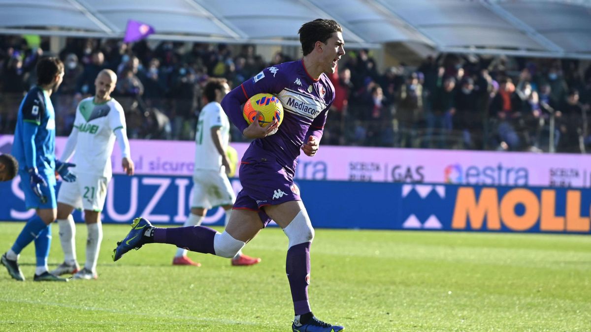 Dusan Vlahovic esulta dopo il gol in Fiorentina-Sassuolo - Serie A 2021-22
