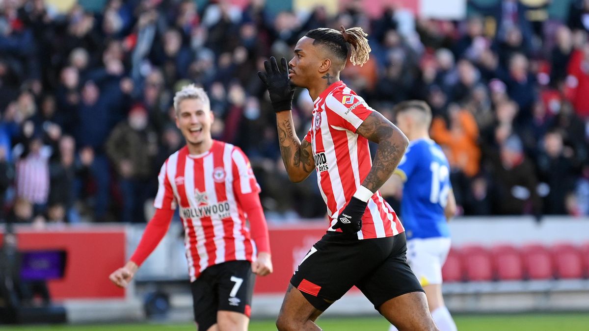 Ivan Toney of Brentford celebrates after scoring their side's first goal from the penalty spot during the Premier League match between Brentford and Everton at Brentford Community Stadium on November 28, 2021 in Brentford, England.