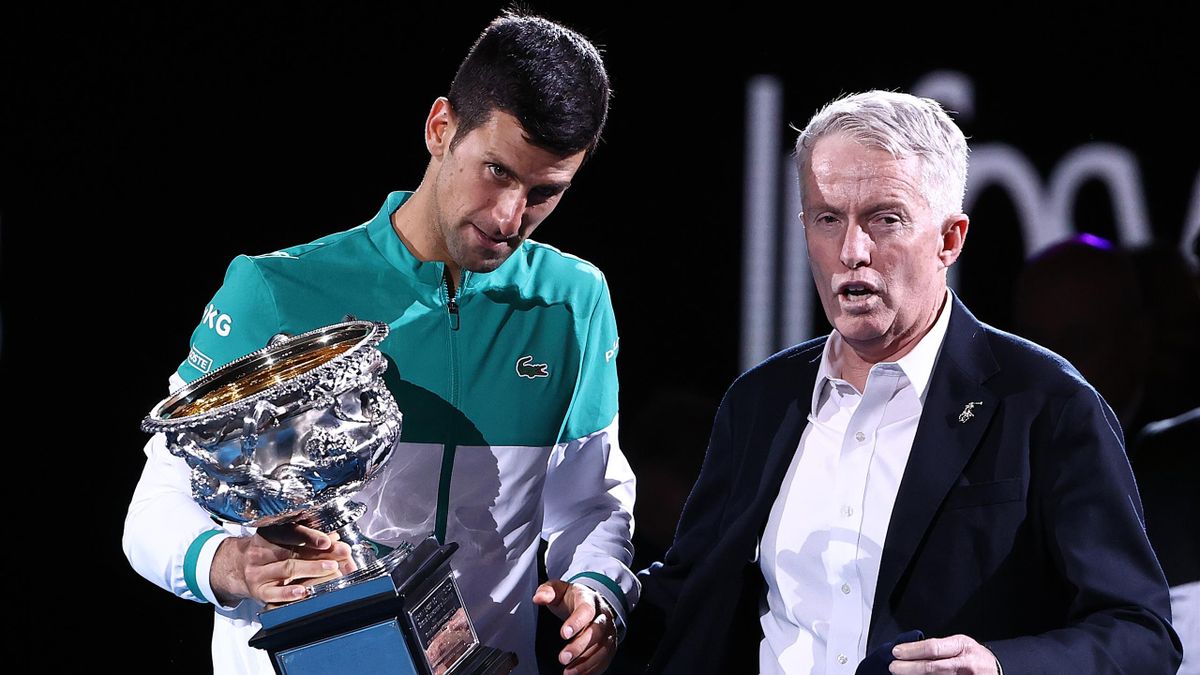 Novak Djokovic (l.) mit Australiens Tennischef Craig Tiley