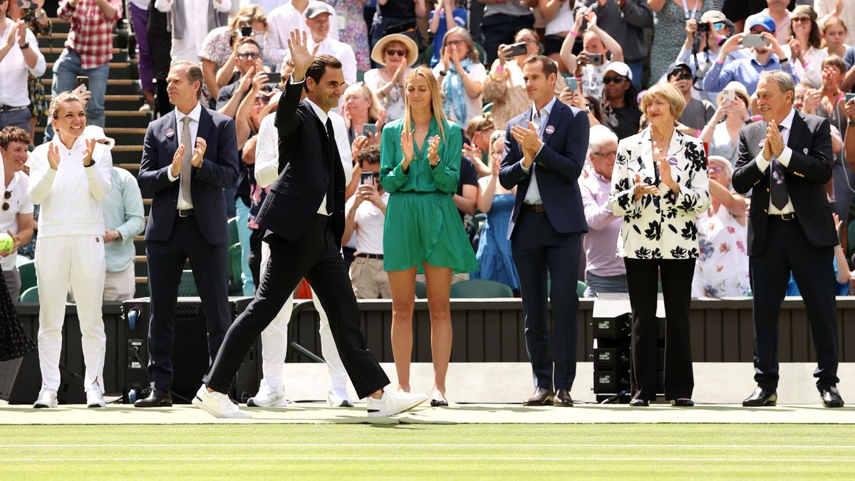 Roger Federer wird auf dem Centre Court von Wimbledon begrüßt