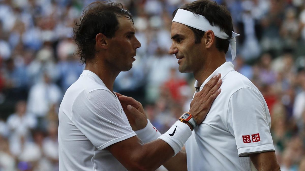Rafael Nadal et Roger Federer après leur duel à Wimbledon en 2019.