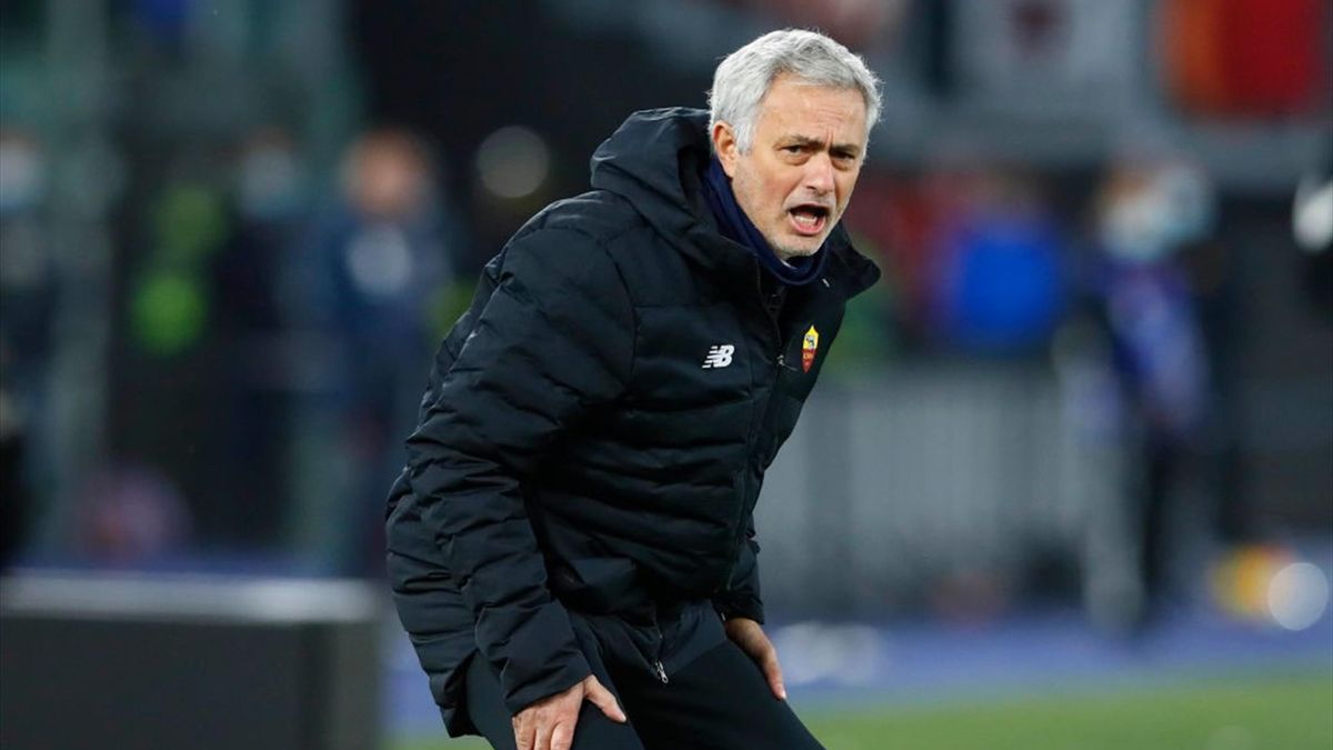 Mourinho dà indicazioni ai suoi durante Roma-Torino - Serie A 2021/2022