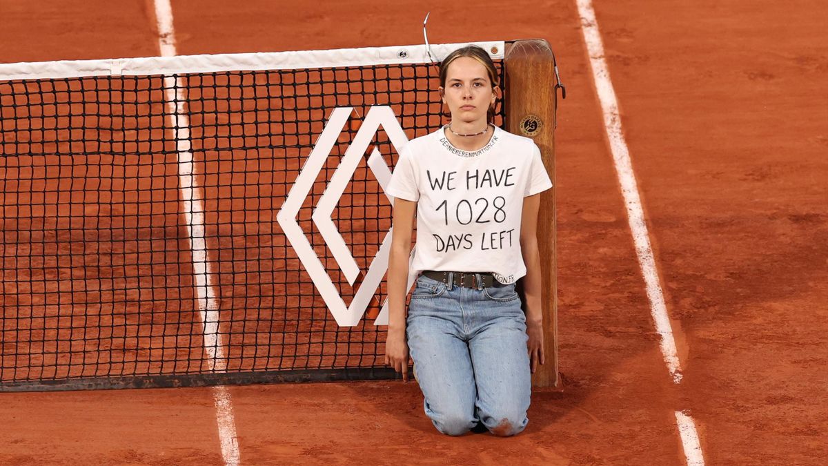 Une manifestante lors de la demi-finale entre Marin Cilic et Casper Ruud à Roland-Garros en 2022