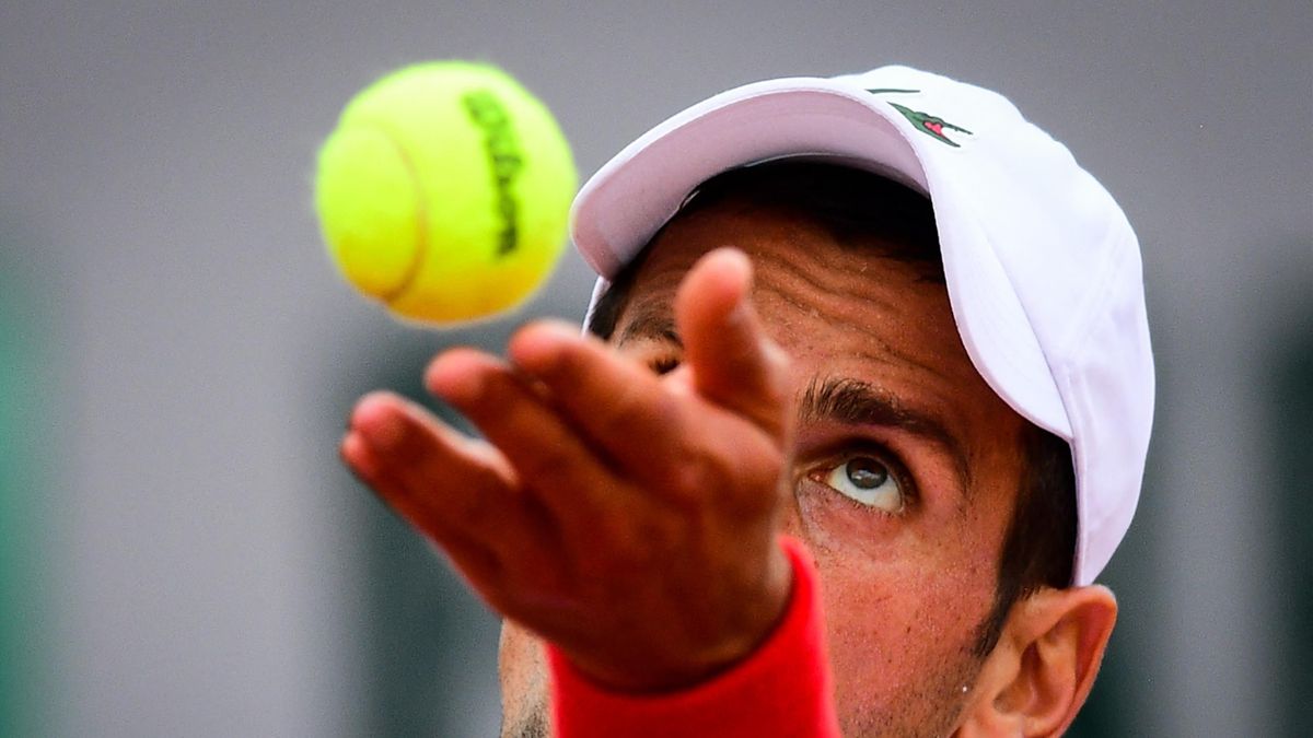 Novak Djokovic au service face à Pablo Cuevas au 2e tour de Roland-Garros - 03/06/2021