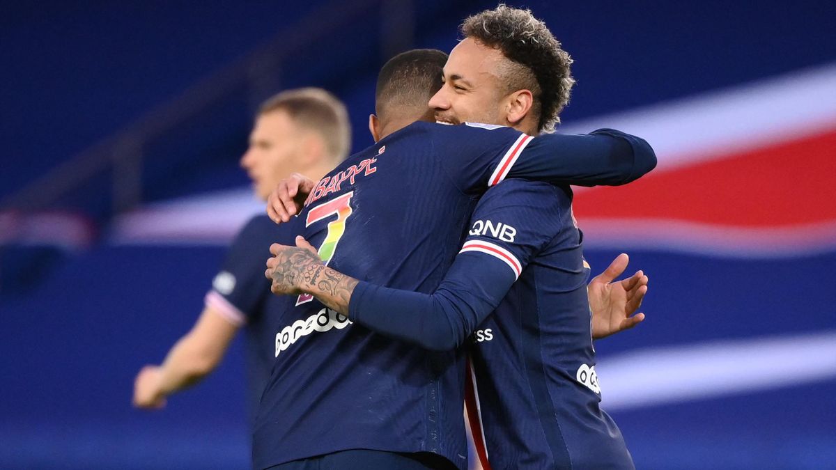 Paris Saint-Germain's Brazilian forward Neymar (R) is congratulated by Paris Saint-Germain's French forward Kylian Mbappe