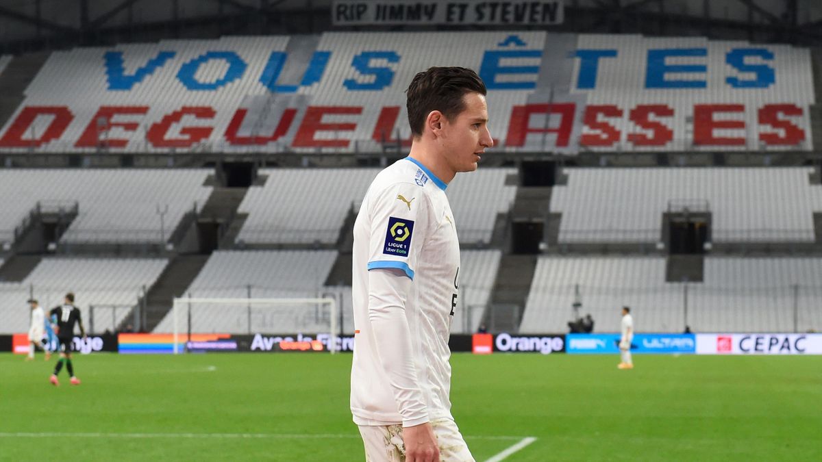 Florian Thauvin leaves the pitch after being substituted during the French L1 football match between Olympique de Marseille (OM) and Lens (RCL) at the Velodrome