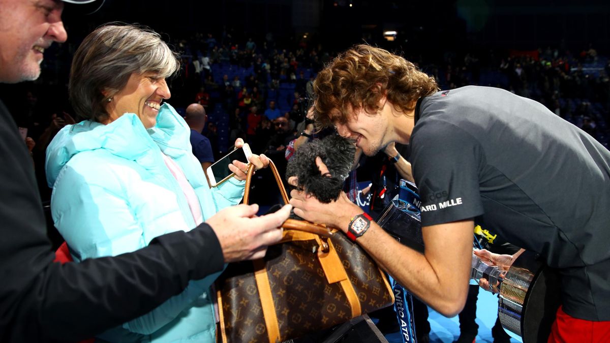 Mit Hundchen So Suss Feiert Alexander Zverev Seinen Grossten Sieg Atp Finals Eurosport