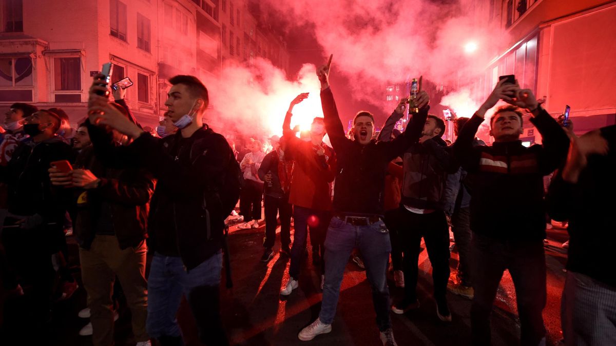 Lille's supporters celebrate after winning the French L1 title in Lille on May 23, 2021. - Lille won the Ligue 1 title over Angers which ensured they were crowned French champions for the first time since 2011