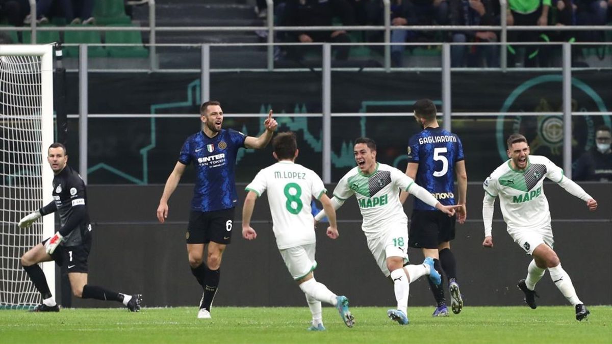 Giacomo Raspadori esulta dopo il gol in Inter-Sassuolo - Serie A 2021-22