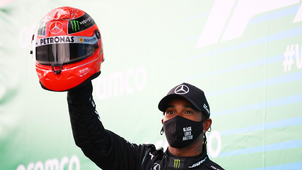 Lewis Hamilton präsentiert den Helm von Michael Schumacher, den er zu seinem 91. Grand-Prix-Sieg von Michaels Sohn Mick erhalten hatte