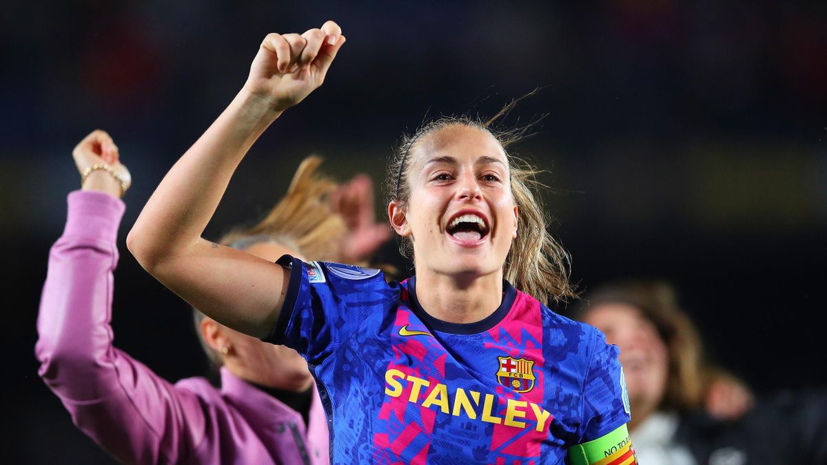 Alexia Putellas of FC Barcelona celebrates with the fans after the UEFA Women's Champions League Quarter Final Second Leg match between FC Barcelona and Real Madrid at on March 30, 2022 in Barcelona