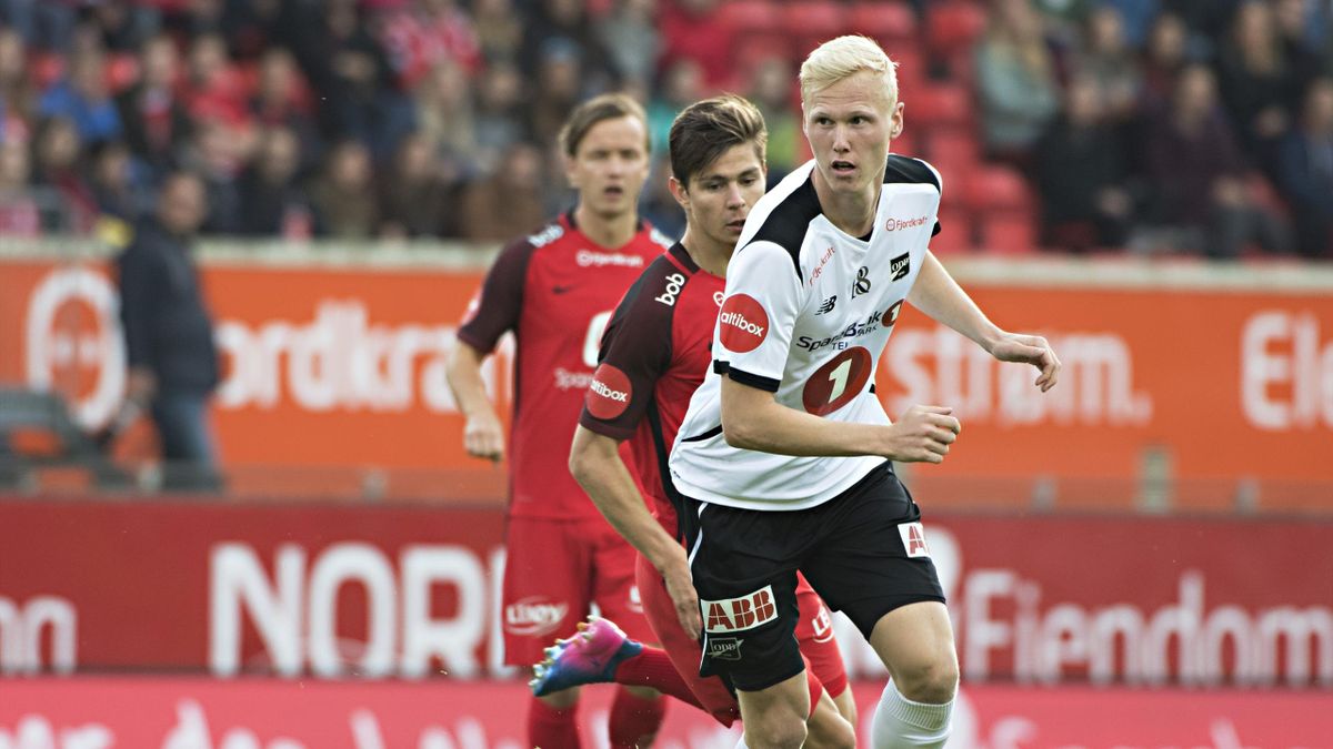 Odds Vegard Bergan foran Branns Torgeir Børven og Fredrik Haugen i Eliteseriekampen i fotball mellom Brann og Odd på Brann Stadion.