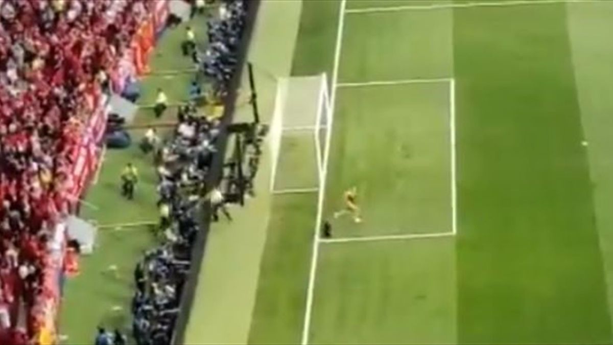 devushka vybezhala na pole no ee ne