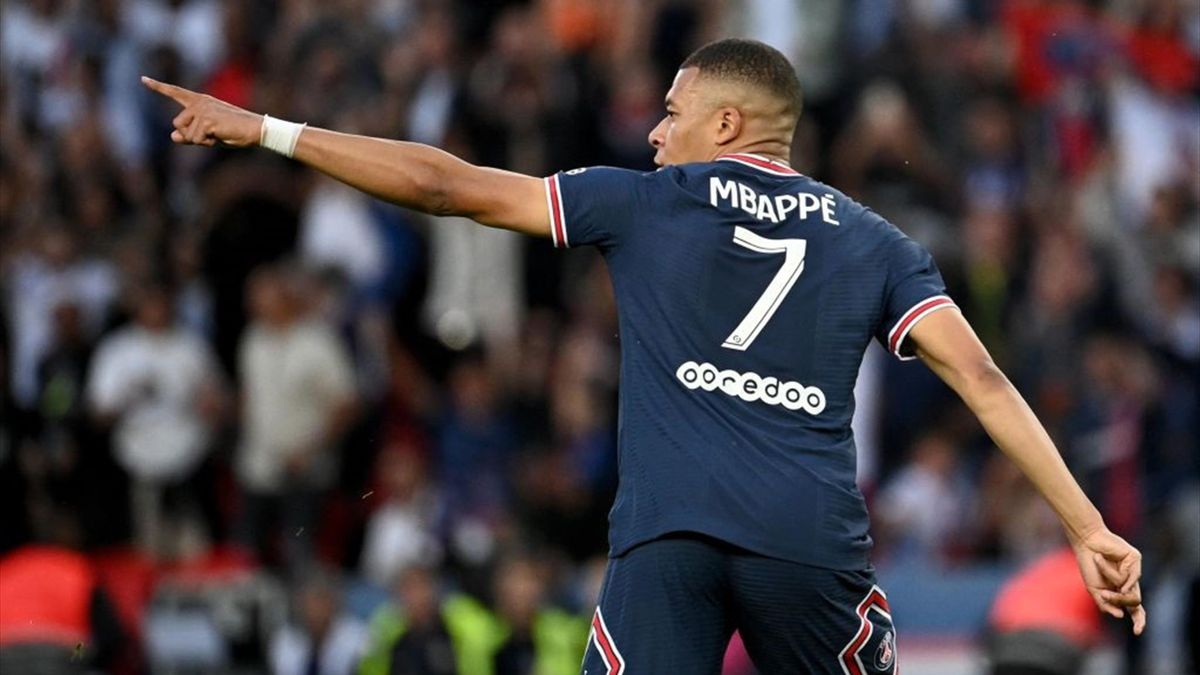 Kylian Mbappé esylta dopo un gol durante PSG-Metz - Ligue 1 2021-22