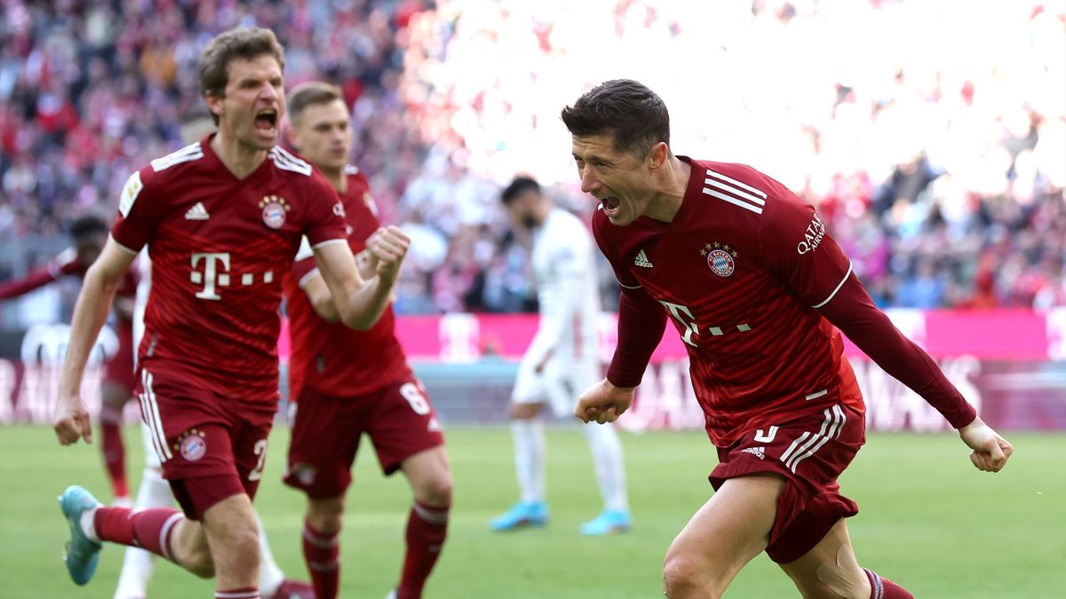 Robert Lewandowski of Bayern Munich celebrates during the Bundesliga match between Bayern Munich and FC Augsburg at Allianz Arena on April 09, 2022 in Munich, Germany