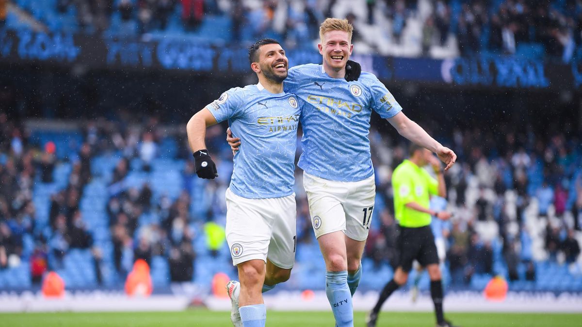 MANCHESTER, ENGLAND - MAY 23: Sergio Aguero of Manchester City celebrates with teammate Kevin De Bruyne after scoring his team's fourth goal during the Premier League match between Manchester City and Everton at Etihad Stadium on May 23, 2021 in Mancheste