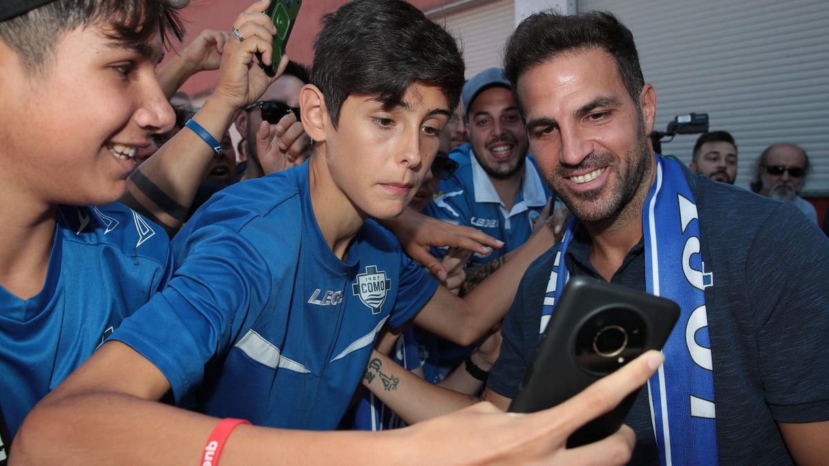 The new signing of Como 1907 Cesc Fabregas greets the fans at Stadio G. Sinigaglia on August 01, 2022 in Como, Italy