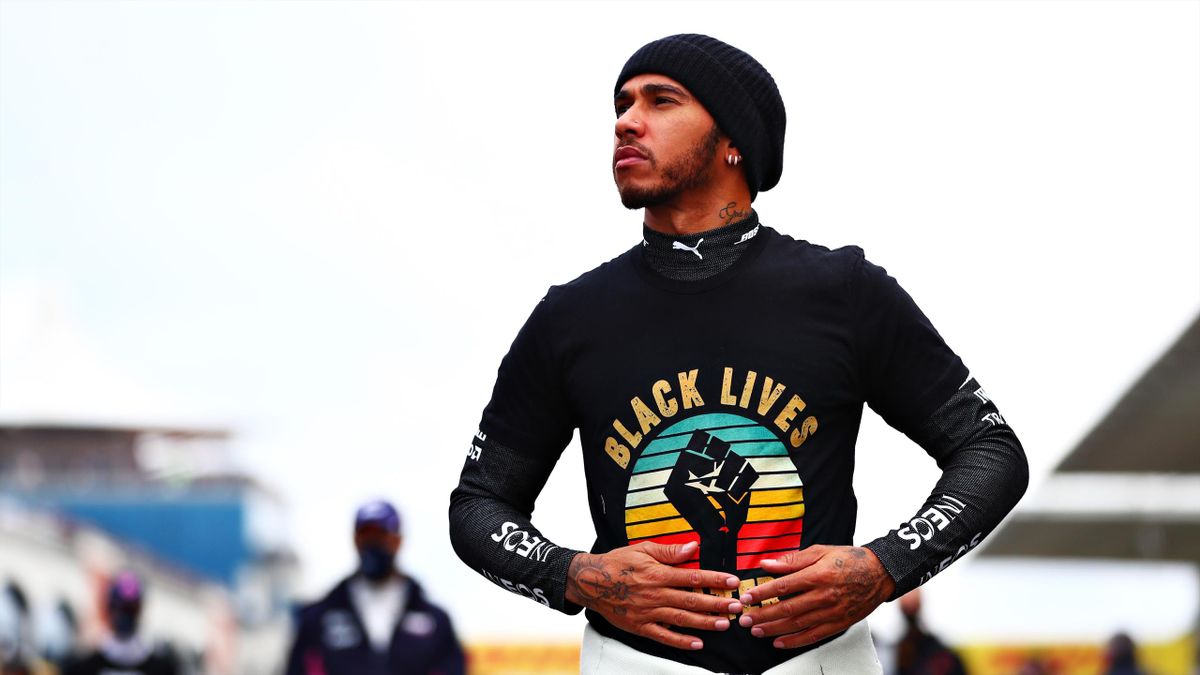 Lewis Hamilton trägt ein T-Shirt mit dem Schriftzug "Black Lives Matter"