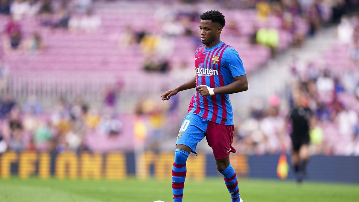 Ansu Fati of FC Barcelona with the ball during the La Liga Santander match between FC Barcelona and Levante UD at Camp Nou on September 26, 2021