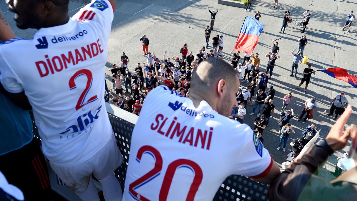 Les joueurs de l'OL remercient leurs supporters, qui ont fait du bruit depuis l'extérieur du stade, ce samedi lors du match de la 36e journée de Ligue 1 entre l'OL et Lorient (4-1)