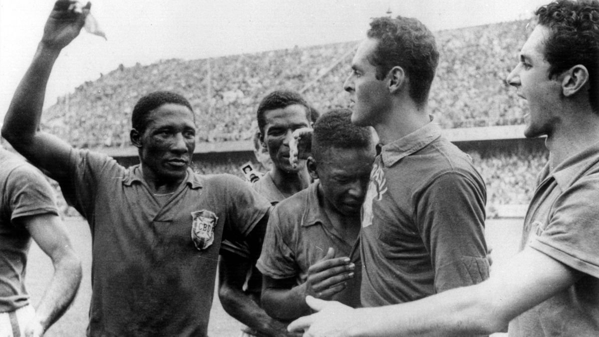 Finale 1958 : Pelé en larmes dans les bras de Gilmar.