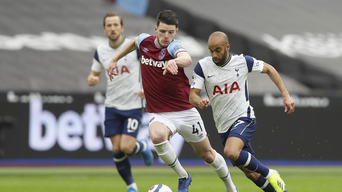 Lucas Moura of Tottenham Hotspur is challenged by Declan Rice of West Ham United during the Premier League match between West Ham United and Tottenham Hotspur at London Stadium on February 21, 2021 in London, England. Sporti