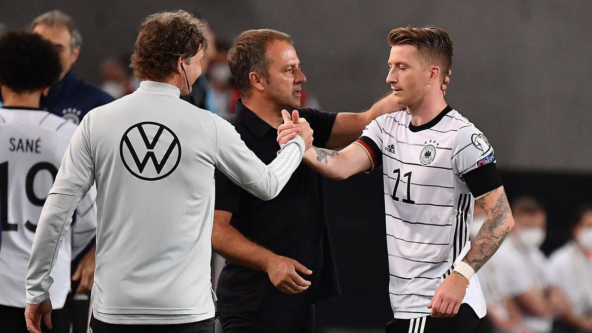 Marco Reus (rechts) mit Bundestrainer Hansi Flick (mitte)