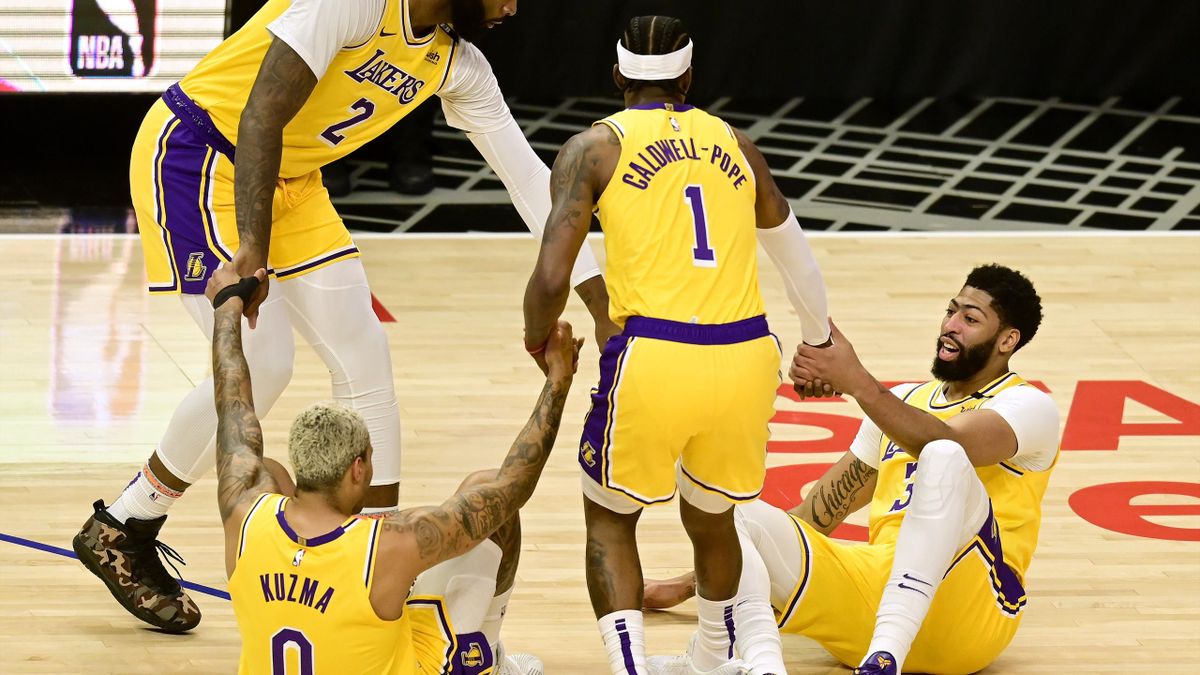 Los Angeles Lakers sconfitti nel derby con i Clippers