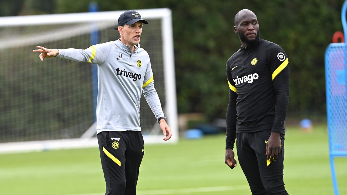 Thomas Tuchel and Romelu Lukaku of Chelsea during a training session at Chelsea Training Ground on September 16, 2021 in Cobham, England. (Photo by Darren Walsh/Chelsea FC via Getty Images)