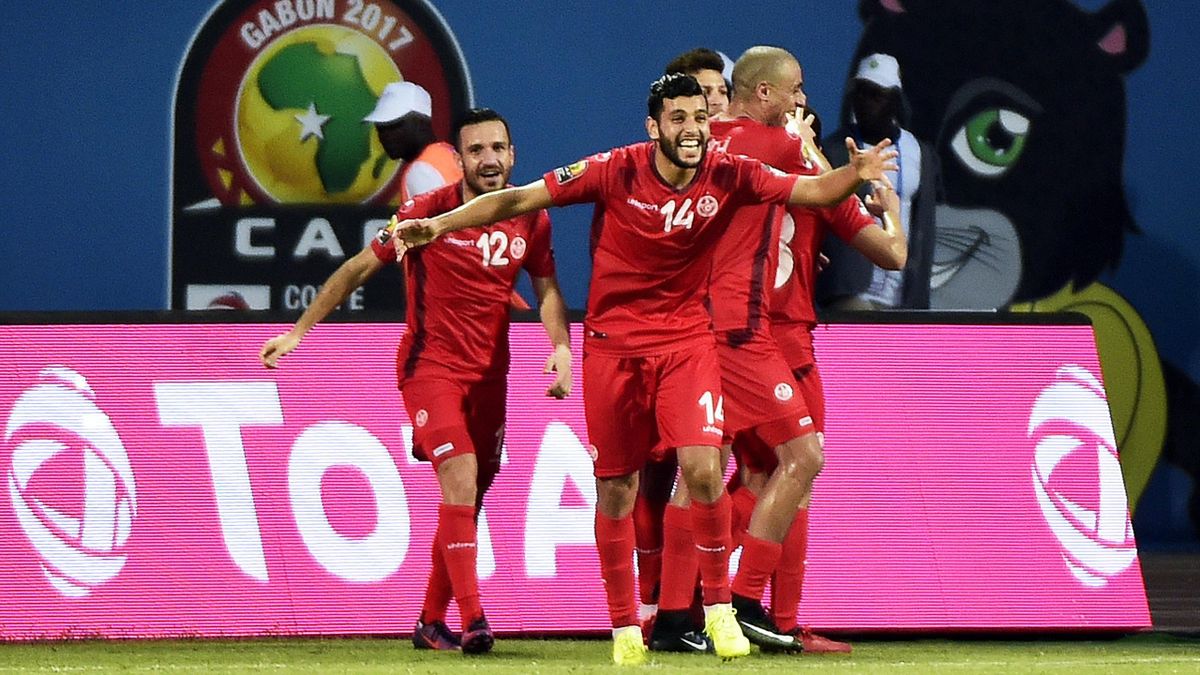 Tunisia's players celebrate after scoring a goal during the 2017 Africa Cup of Nations group B football match between Algeria and Tunisia in Franceville on January 19, 2017