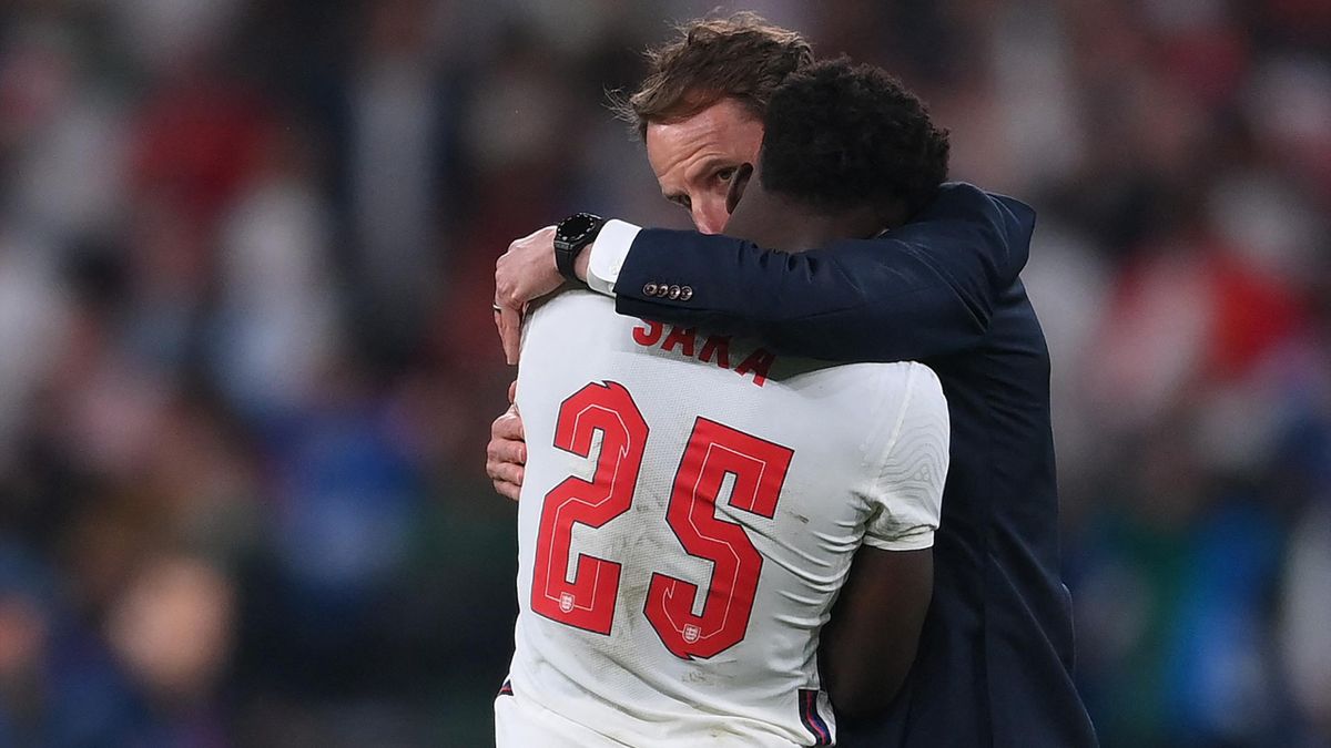 Gareth Southgate y Bukayo Saka (Inglaterra), en la final de la Eurocopa 2020 ante Italia en Wembley