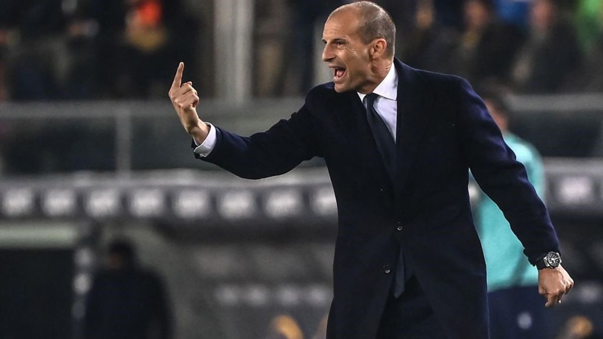 Allegri dà indicazioni ai suoi dalla panchina durante Hellas Verona-Juventus - Serie A 2021/2022