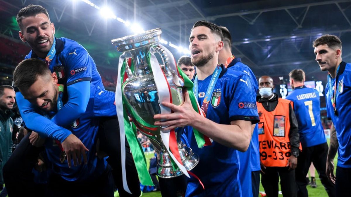 Jorginho con il trofeo dopo la vittoria degli Europei 2021 - Italia-Inghilterra